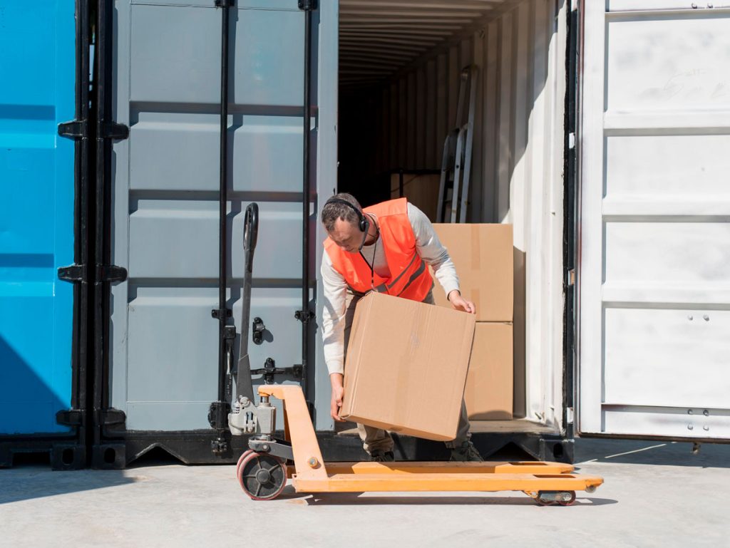 Funcionário carregando mercadorias para uma carga montada com drop size