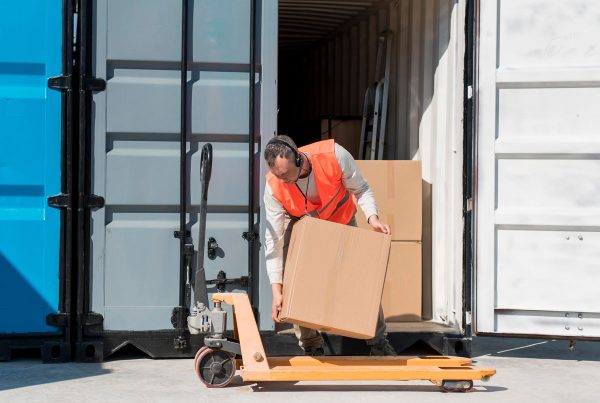 Funcionário carregando mercadorias para uma carga montada com drop size