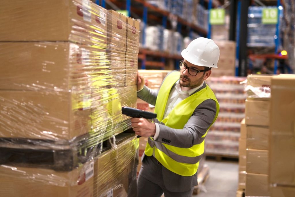 Profissional atuando na checagem de mercadorias durante o fulfillment para e-commerce