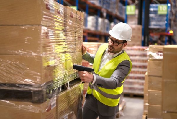 Profissional atuando na checagem de mercadorias durante o fulfillment para e-commerce