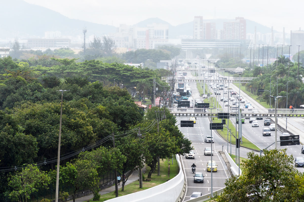 Avenida do Rio de Janeiro com fluxo intenso de carros