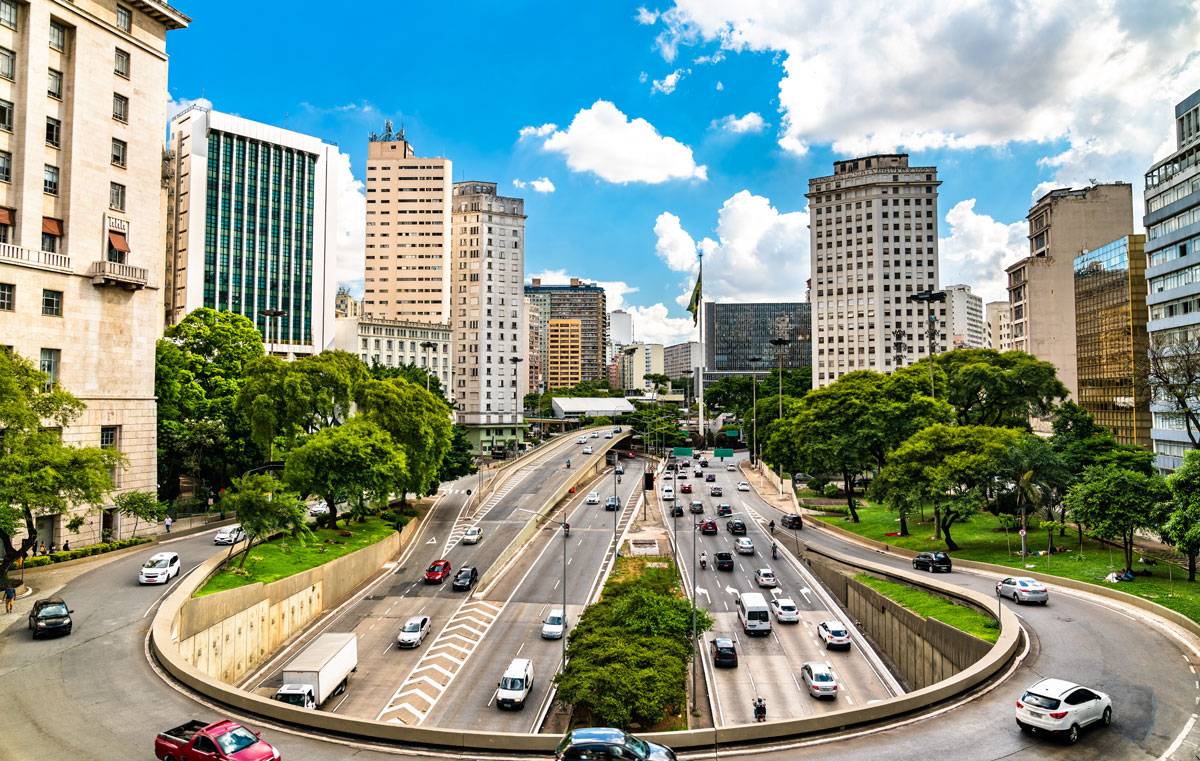 Imagem aérea na parte da manhã ou tarde de uma rua movimentada com vários carros em São Paulo