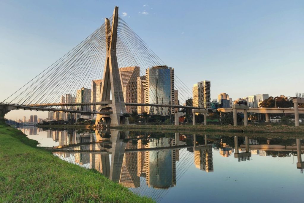 prédios, dark stores e ponte na cidade de São Paulo