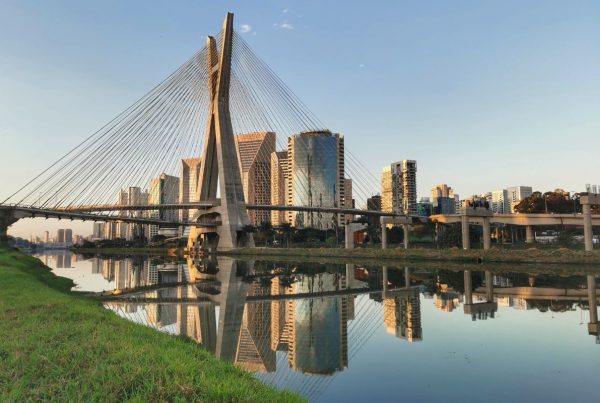 prédios, dark stores e ponte na cidade de São Paulo