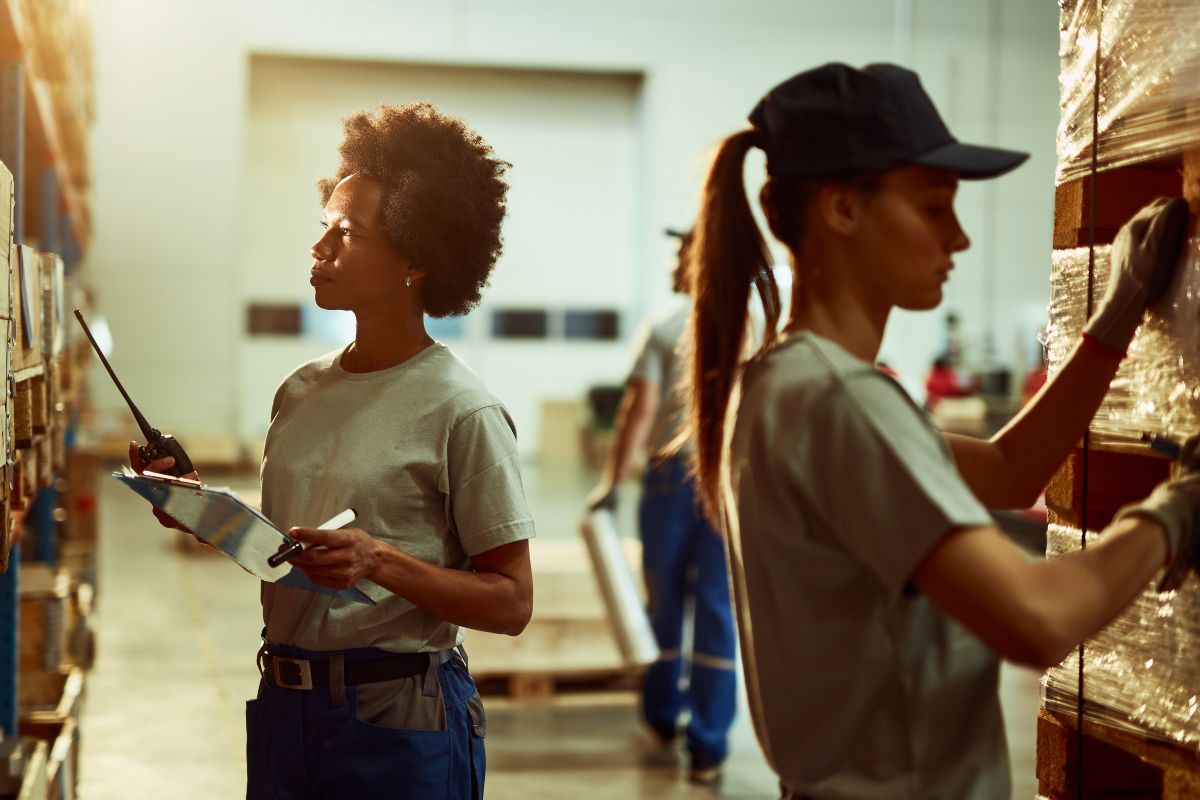 duas mulheres em uma dark store trabalhando para acelerar os processos