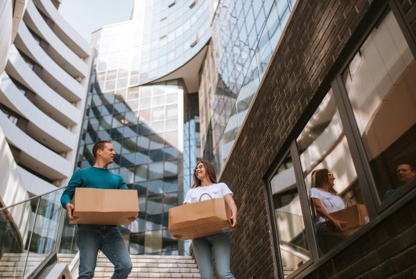 Pessoas levando pacotes para entrega