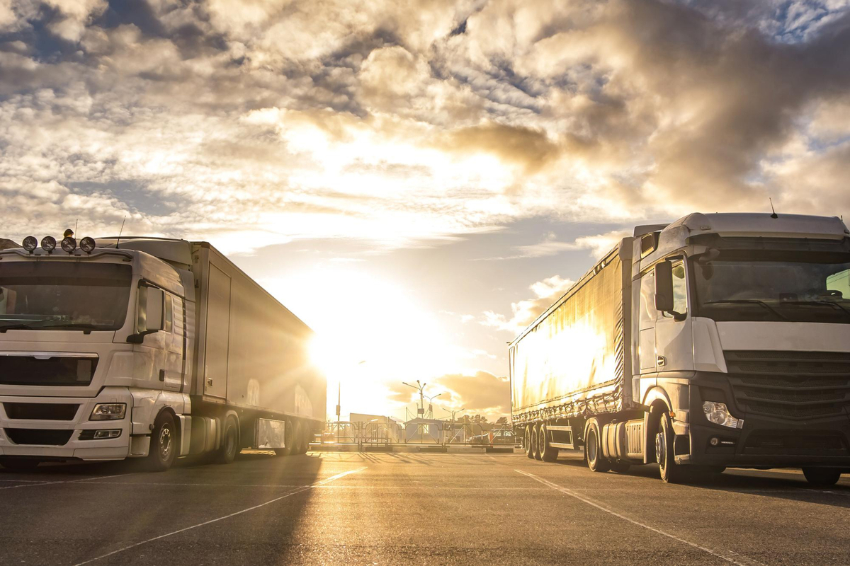 caminhoes seguidos com conteineres no conceito de logistica e transporte de estacionamento (1)